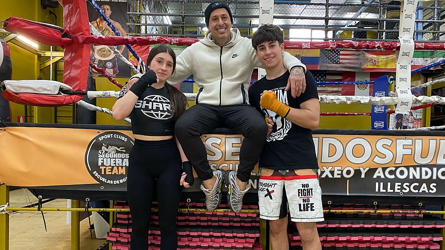 Cintia junto a su padre, Carlos, y su hermano, Denis.