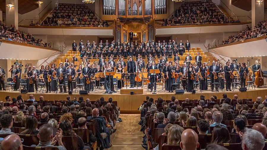 La Orquesta y Coro RTVE con su director, Christoph König