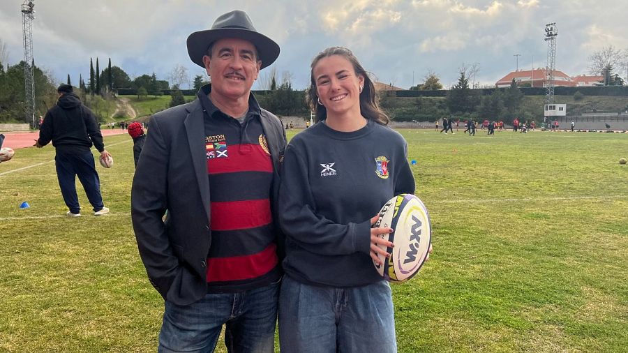 Claudia junto a su padre en el campo de rugby.