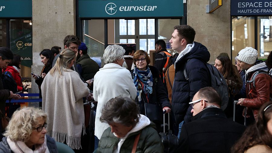 Los pasajeros esperan en el vestíbulo de salidas mientras se interrumpe el tráfico en la Gare du Nord de París