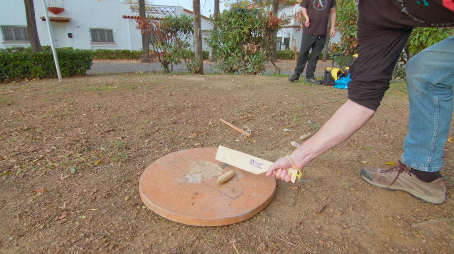 El bèlit és una peça de fusta petita que es golpeja amb una canya