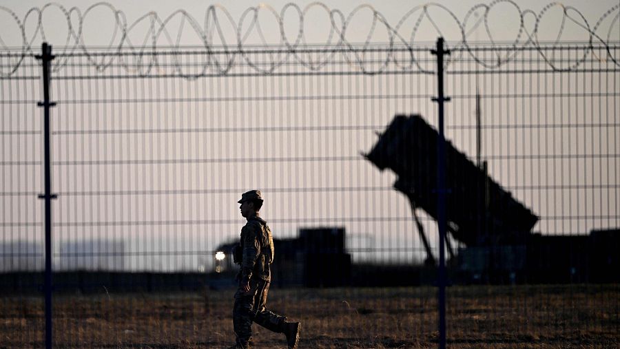 Un soldado frente a un misil de defensa Patriot