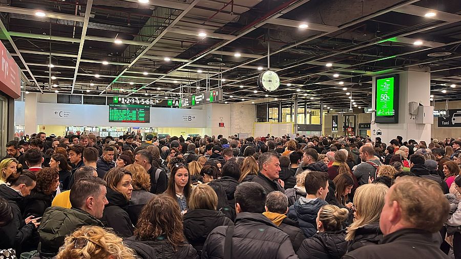 Aglomeracions al vestíbul de l'estació de Sants de Barcelona a la zona on s'accedeix a les andanes dels trens d'alta velocitat