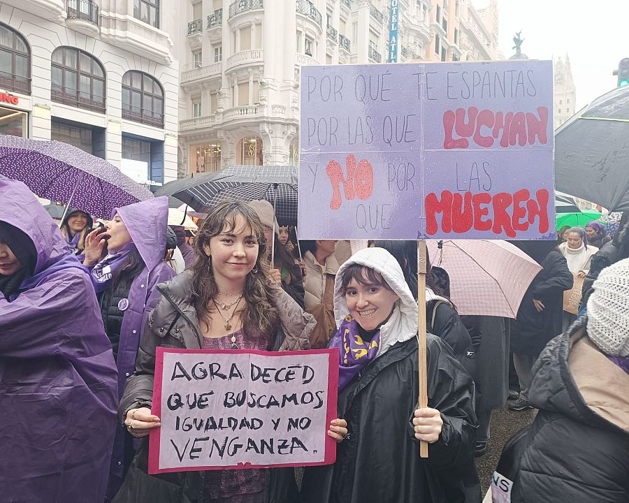 Dos jóvenes en el 8M de Madrid