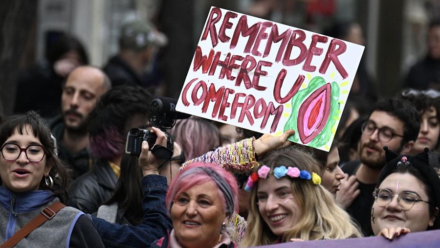 En Nápoles, las mujeres han salido bajo el lema 'Ni una menos'.