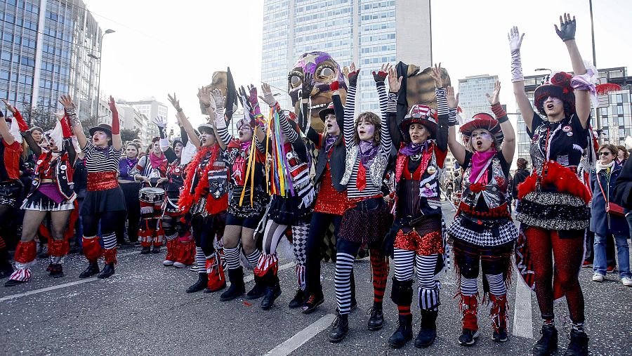 En Milán, las mujeres han salido vestidas iguales para reivindicarse este 8M.
