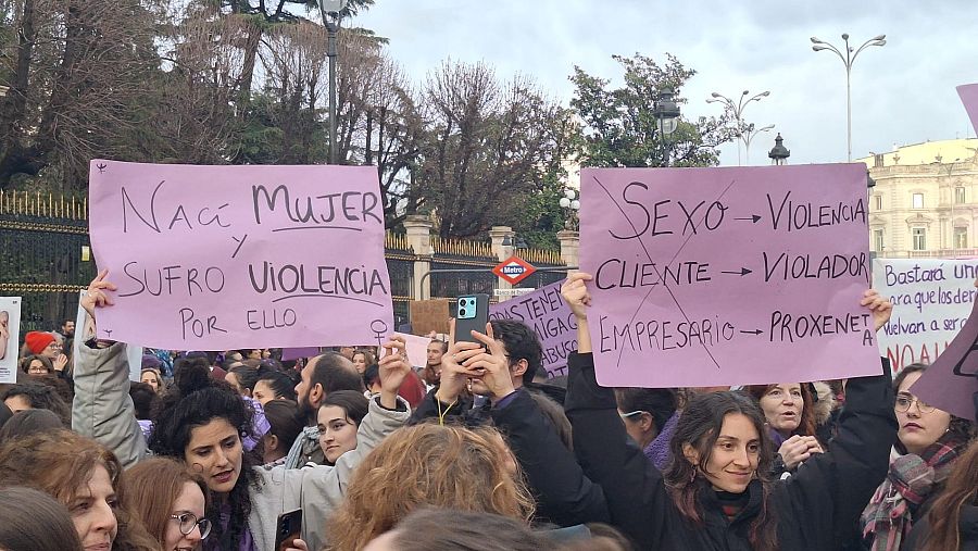 Entre las asistentes a la segunda marcha en Madrid, hay pancartas con las que recuerdan la violencia que sufren.