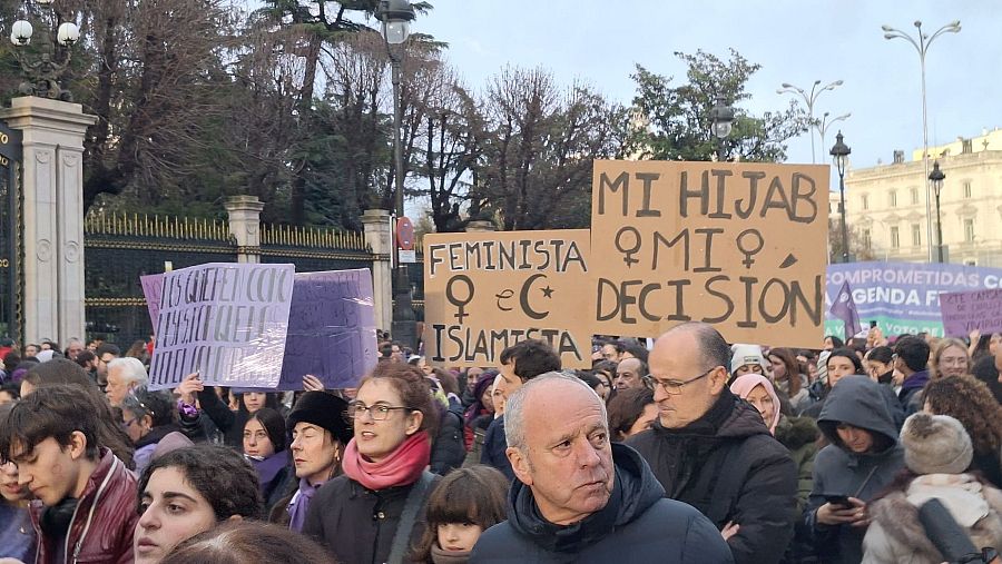 Mujeres musulmanas han salido en esta segunda marcha y han expresado que 
