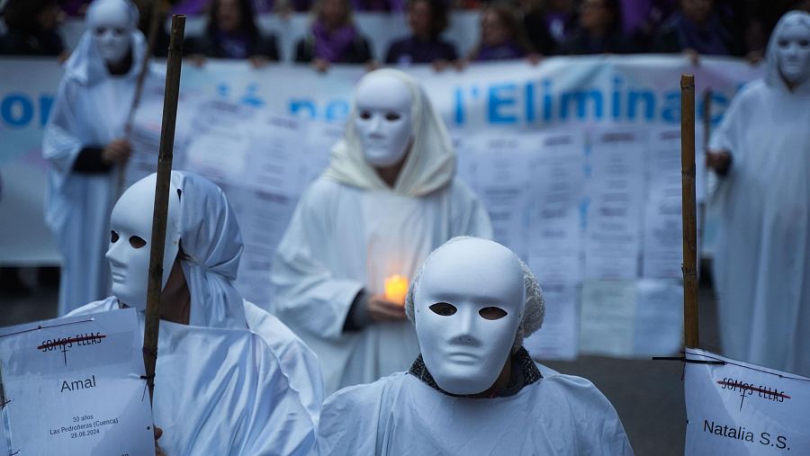 Las manifestantes de Valencia recuerdan a las víctimas de la violencia de género, con velas, máscaras y túnicas.