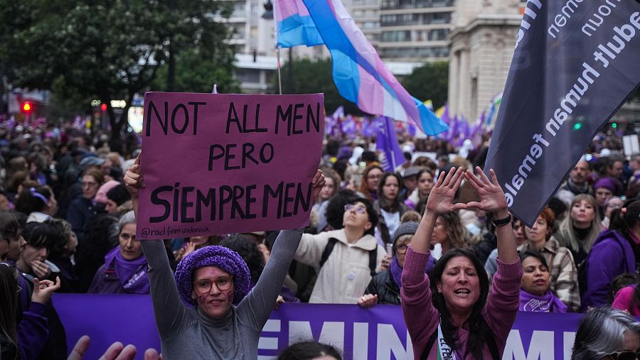 La manifestación de Valencia muestra la bandera trans y banderas feministas.