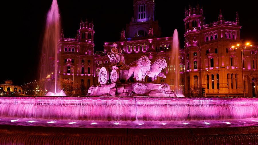 El Palacio y la Fuente de Cibeles iluminados con motivo del Día de la Mujer.
