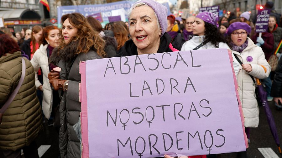 Las manifestantes han criticado a la extrema derecha mediante pancartas.