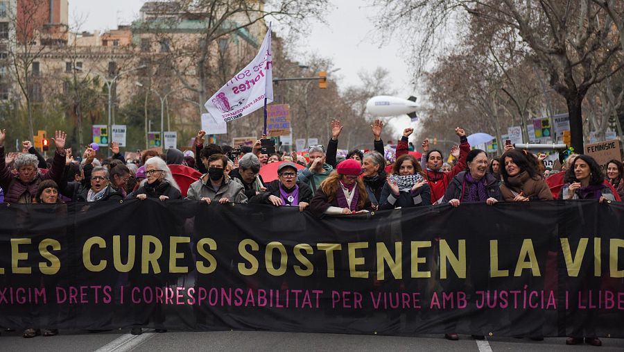 Decenas de personas durante la manifestación de la Assemblea 8M, a 8 de marzo de 2025, en Barcelona, Catalunya (España)