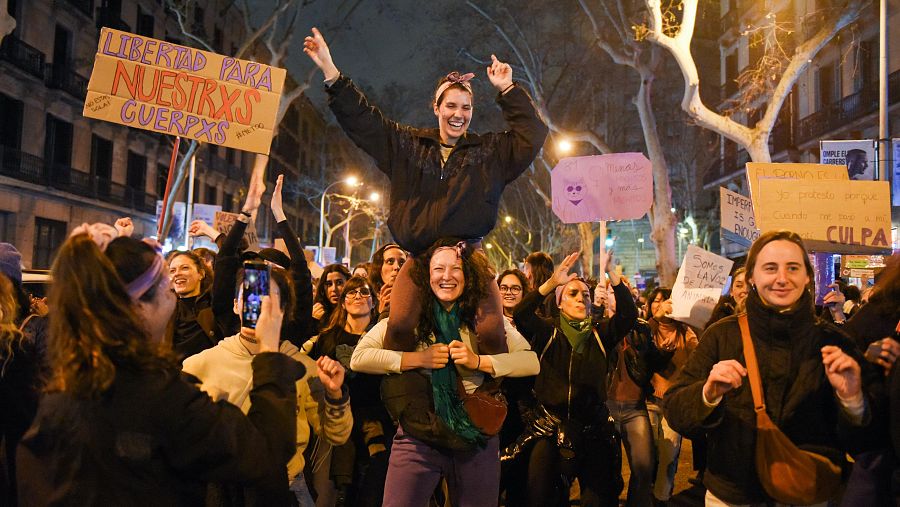Varias chicas se manifiestan con alegría por las calles de Barcelona este 8M.