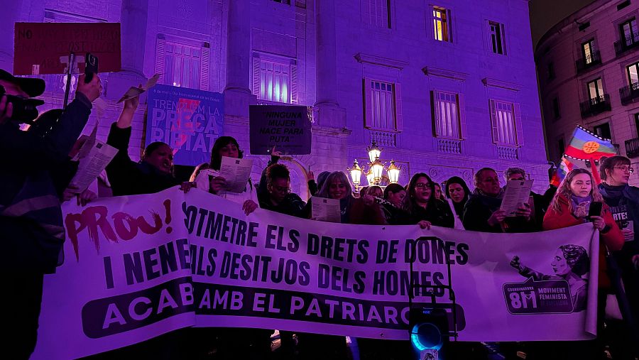En Barcelona, las mujeres leen el manifiesta feminista frente al Palacio de la Generalitat.