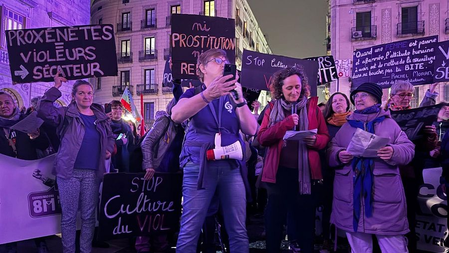 Pancartas y mujeres reunidas frente al Palacio de la Generalitat.