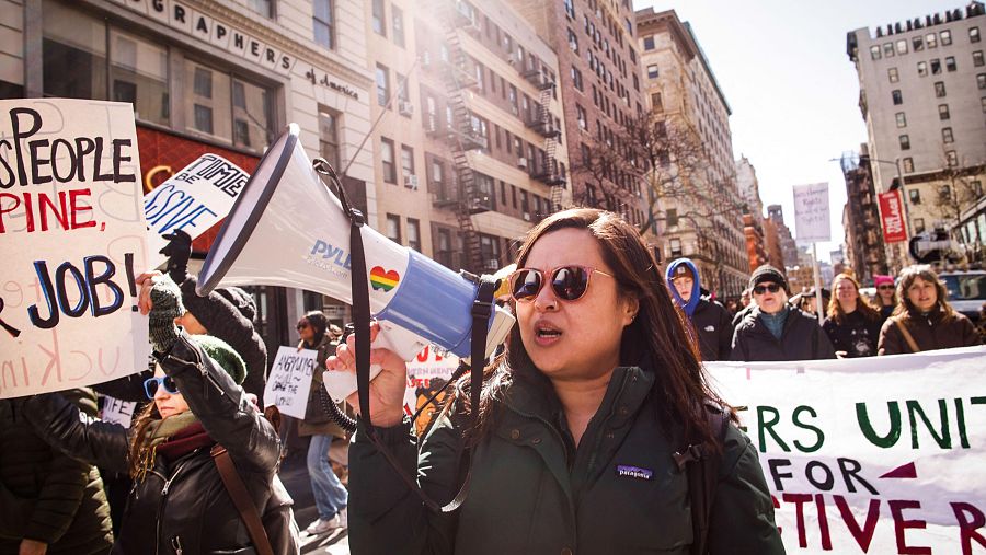 Una mujer lleva un megáfono durante la marcha por el Día Internacional de la Mujer en Nueva York.