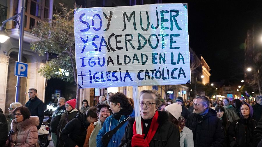 Esta mujer pide la igualdad en la Iglesia católica en la marcha feminista.