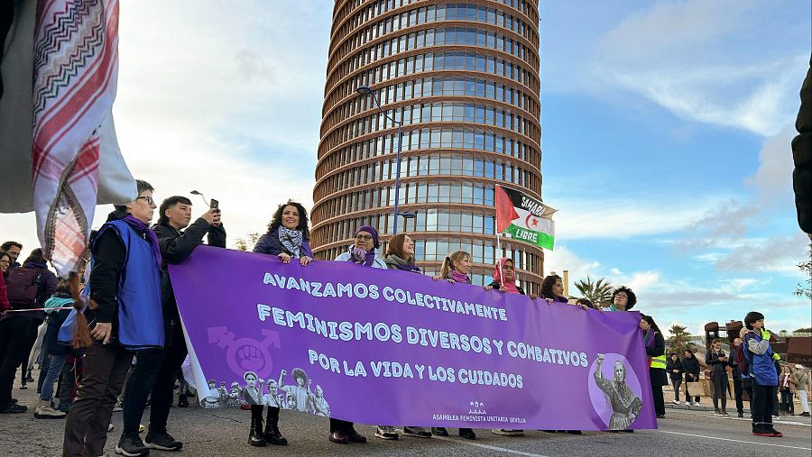 La Asamblea Feminista Unitaria de Sevilla ha iniciado la marcha en los alrededores de la Torre Pelli.