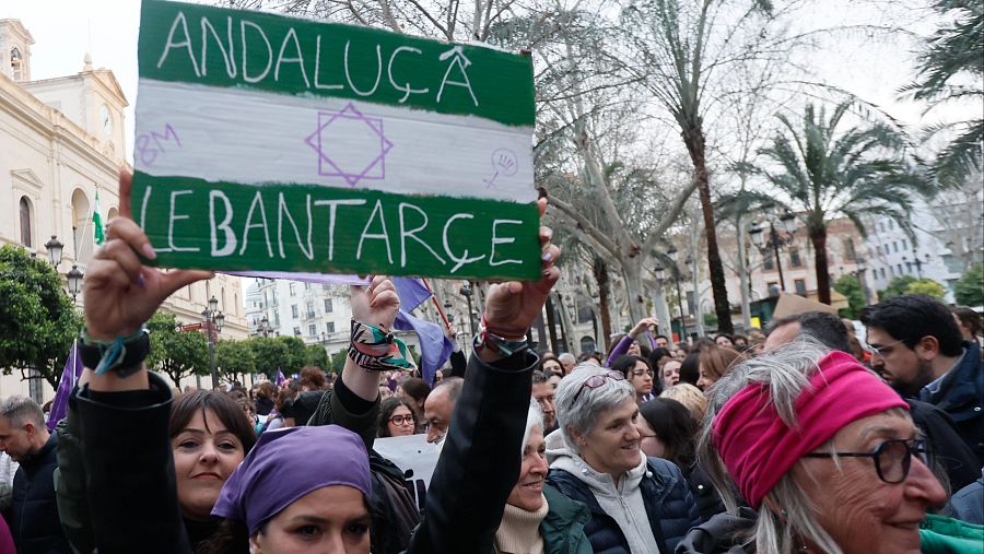 Mujeres manifestándose en Andalucía. Pancarta con el lema 