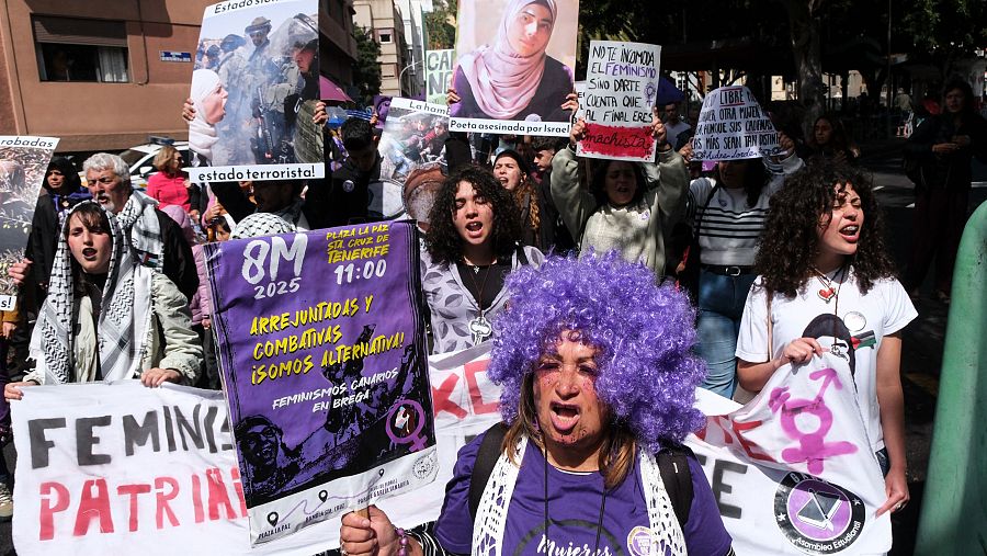 Centenares de personas participan este sábado en una manifestación con motivo del Día Internacional de las Mujer en Santa Cruz de Tenerife.