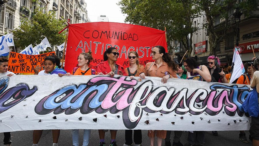 Un grupo de personas durante la manifestación por el Día Internacional de la Mujer, a 8 de marzo de 2025, en Buenos Aires (Argentina).