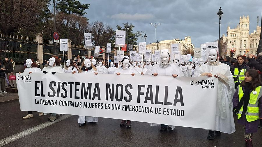 Campaña Feminista marcha de manera solemne con máscaras y carteles con los nombres de las víctimas de la violencia de género