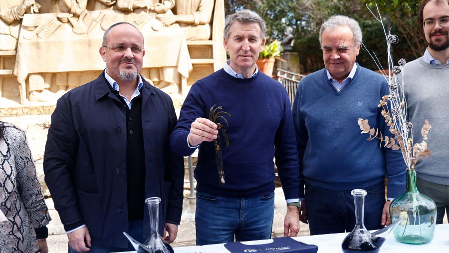 Feijóo participa en una 'calçotada' en Valls (Tarragona)
