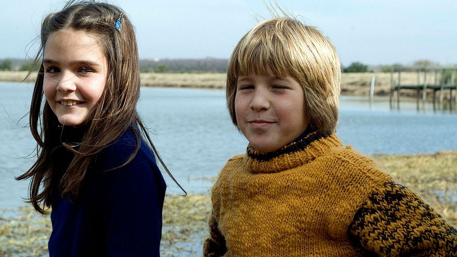 Rosana y Xavi viven juntos su primer amor en Montevideo, Uruguay, donde empieza la historia de 'Paisito'