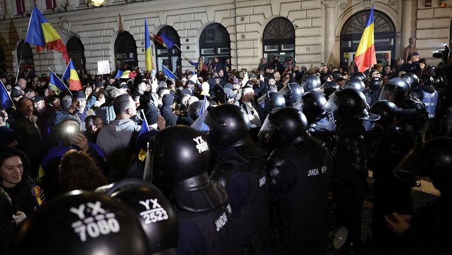 Agentes de policía bloquean a los seguidores de Calin Georgescu frente a la Oficina Electoral Central en Bucarest