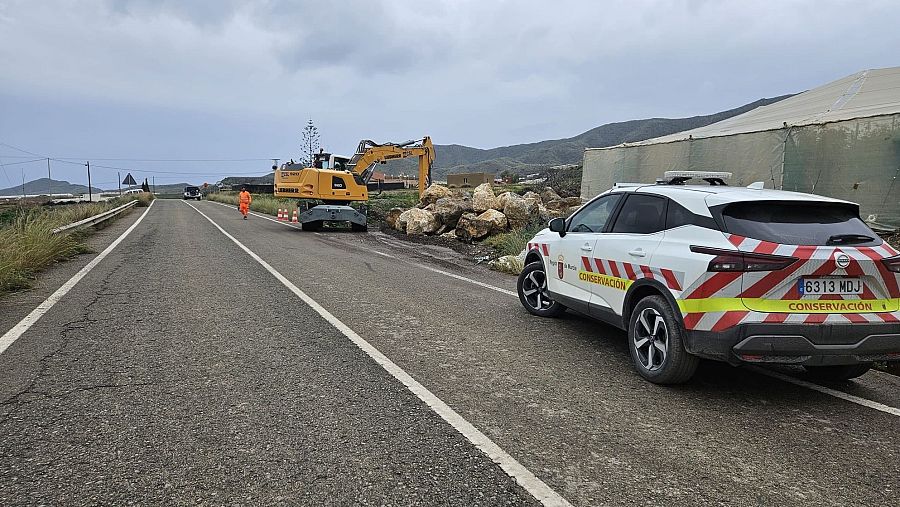 Imagen de operarios de la Comunidad, trabajando para restablecer el tráfico