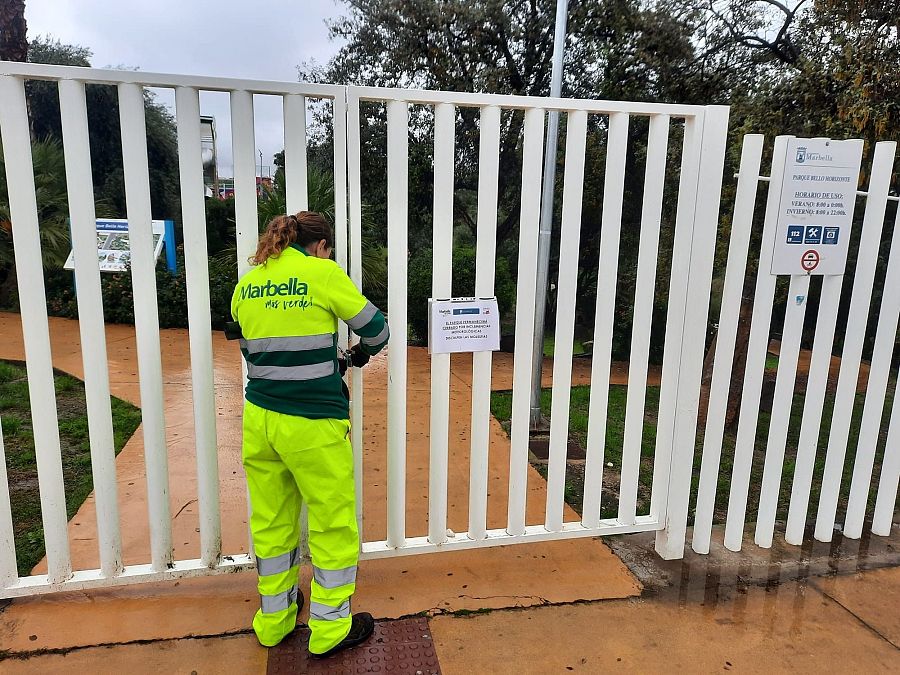 Marbella cierra de forma provisional todos los parques públicos para garantizar la seguridad por el temporal