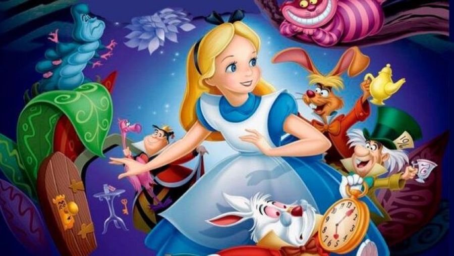 Animación de 'Alicia en el país de las maravillas': Alicia y personajes como el Sombrerero Loco, la Reina de Corazones y el Conejo Blanco en una escena vibrante.