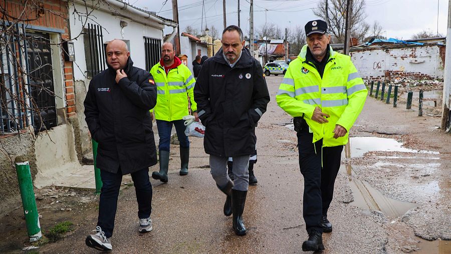 Las autoridades de Móstoles recorren las calles del poblado anegado de Las Sabinas