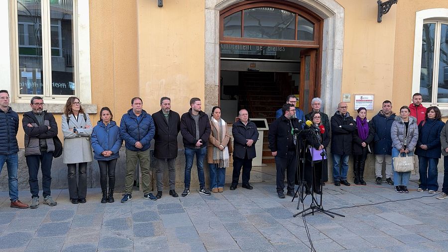 L'alcalde de Blanes, Jordi Hernández, amb altres regidors de l'ajuntament fan un minut de silenci per rebutjar el crim masclista | ACN