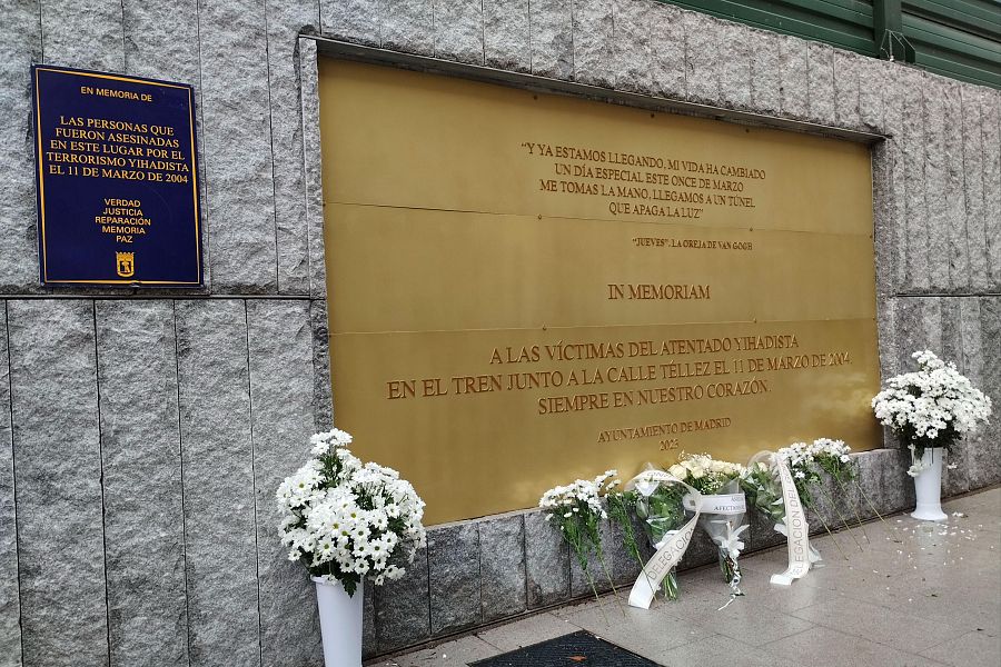 Homenaje a las víctimas del 11M en la calle Téllez en el vigésimo primer aniversario del atentado