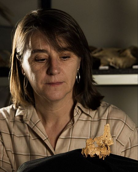 La investigadora Rosa Huguet, primera autora del estudio, junto al fósil