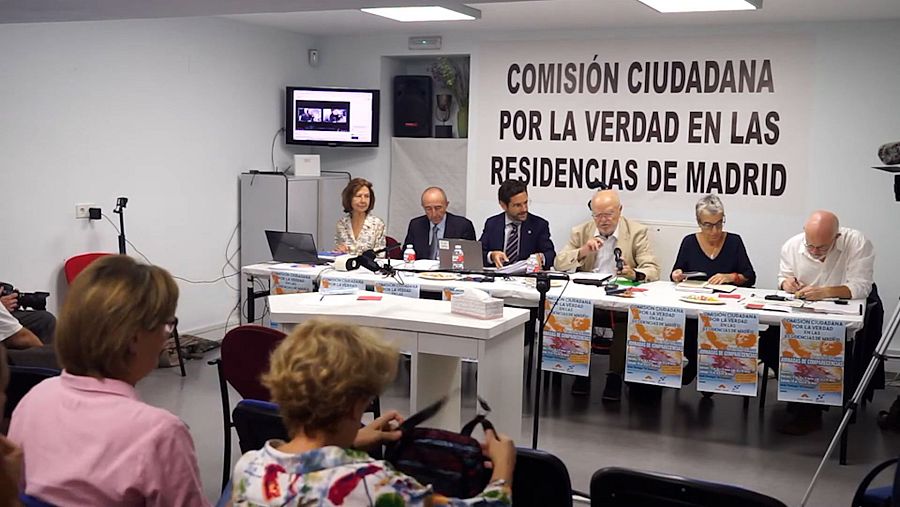 Fotograma de '7291' donde se muestra la Comisión Ciudadana por la Verdad en las Residencias de Madrid
