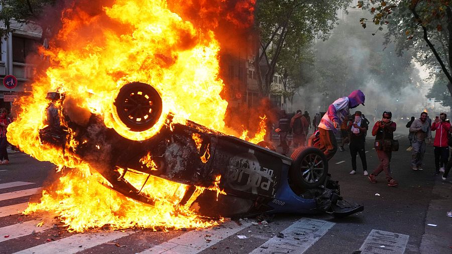 Un manifestante quema un coche patrulla durante la protesta en Buenos Aires