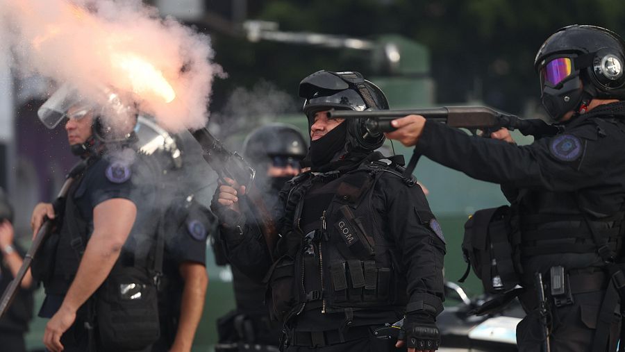 Miembros de la Policía argentina se enfrentan a manifestantes frente al Congreso de la Nación en Buenos Aires