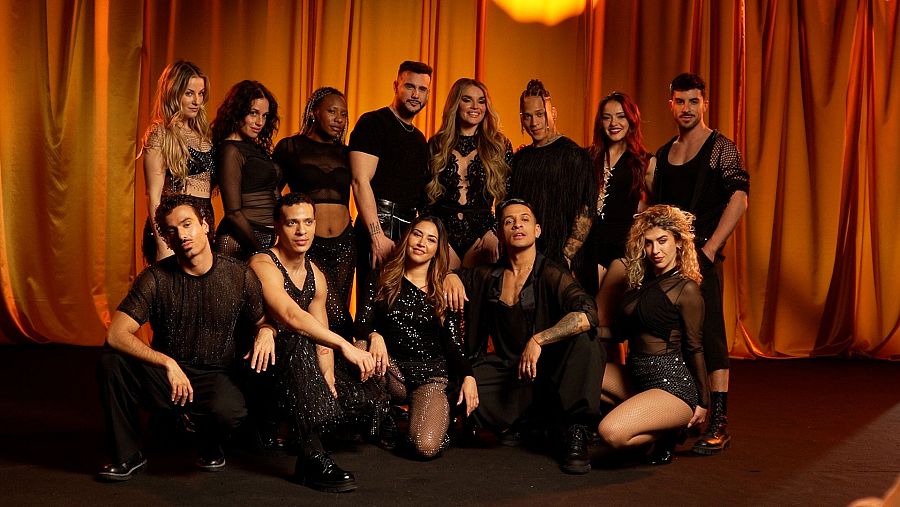 Melody y el equipo de baile para el videoclip de 