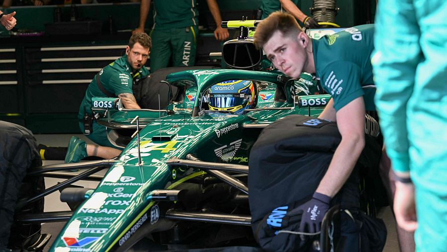 Fernando Alonso antes de salir a pista con su Aston Martin.