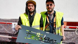 Los artistas urbanos NSN 997 (derecha) y Kerú de Kolorz.