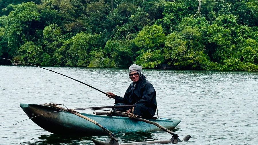 Un pescador navega por el río Madu en una tradicional canoa oruwa, embarcación típica de Sri Lanka utilizada durante siglos en la pesca artesanal.
