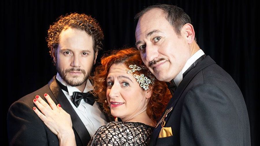 Tres actores en foto promocional, vestidos de época, con fondo negro.  Daniel Diges, con traje y pajarita, aparece junto a otros dos intérpretes.