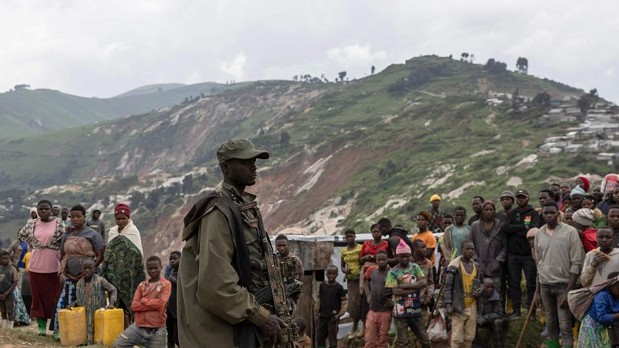Un soldado del M23 ante en las minas de coltán en Rubaya, Kivu Norte