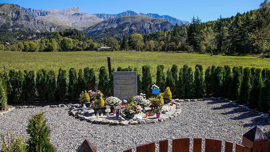 Monument commemoratiu de l'accident aeri del vol 9525 de Germanwings a Le Vernet, França