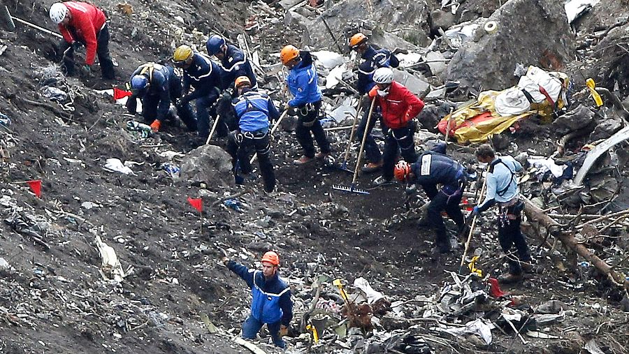 Els cossos d'emergències actuen a la zona on es va estavellar l'avió de Germanwings