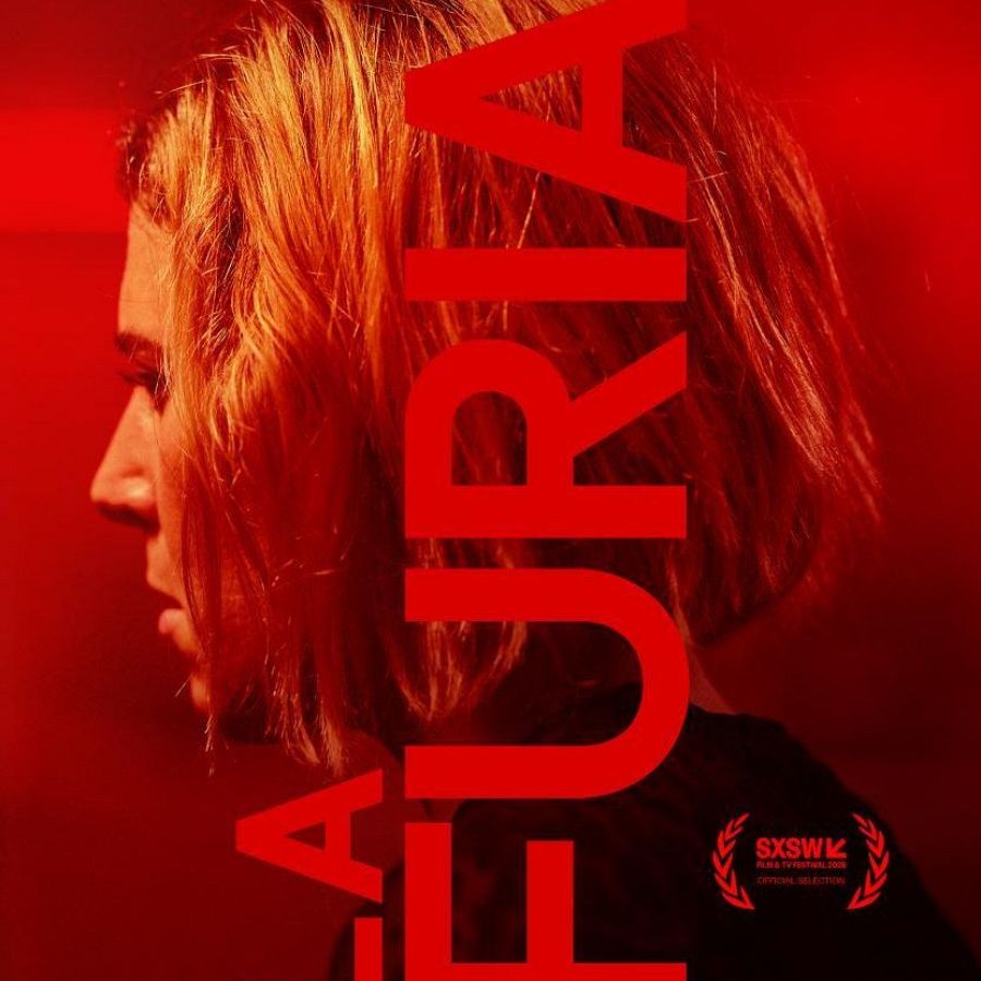 Póster rojo de película con perfil de mujer, pelo corto rubio rojizo. Título: 