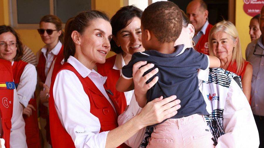 La Reina Letizia cumple con su agenda en Cabo Verde